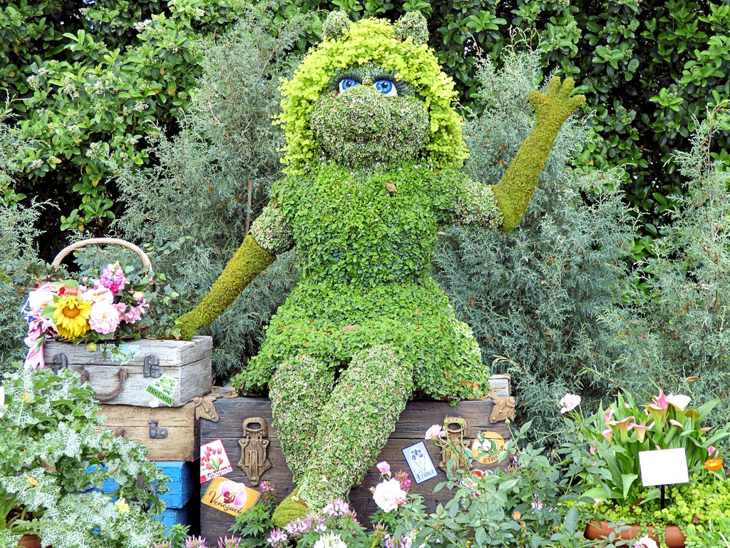 Miss Piggy & Tour de Fleurs Garden by magicalfanaticism, on Flickr