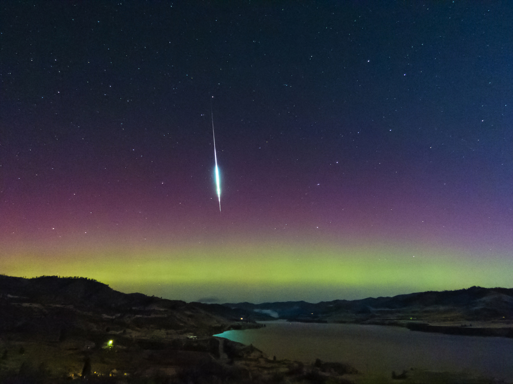 Taurid Fireball and Aurora 11.03.15 0129 by Rocky Raybell, on Flickr