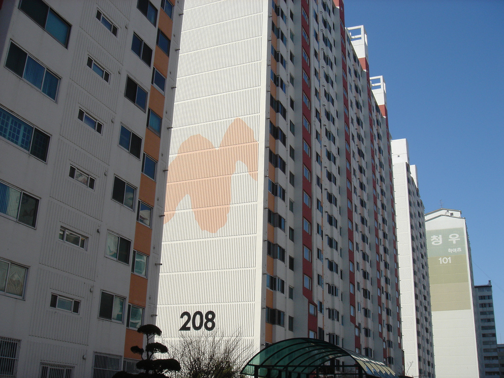 2005-02-20 Taehwa Apartment Complex 11 by Stephen Hucker, on Flickr
